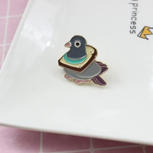 Broche en émail dessin animé avec pigeon portant une tranche de pain sur fond à carreaux rose