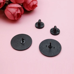 Broche d'amitié poing contre poing avec fermoir en caoutchouc noir et base d'épingle
