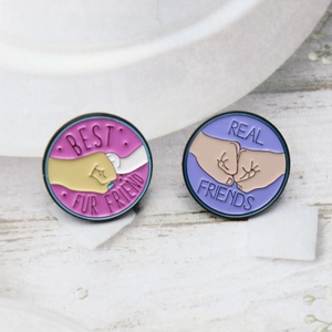Broche Émaillée Ronde Fist Bump Real Friends Best Fur Friend en Alliage pour Décoration de Vêtements Sac à Dos Bijoux