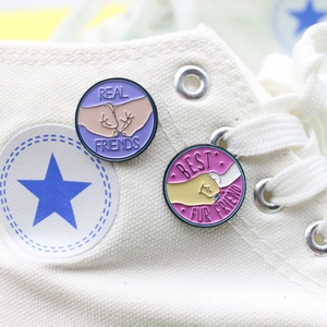 Broches en émail créatives avec motifs d'amitié et d'animaux sur des baskets en toile