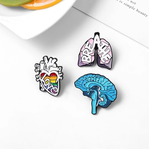 Set creativo di spille in smalto cuore, cervello e polmoni con dettagli color arcobaleno