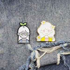 Gros plan détaillé de pins en émail colorés sur un fond en tissu denim bleu