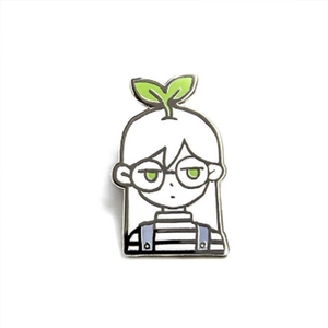 Mignonne broche en émail personnage de fille avec une pousse sur fond blanc pur