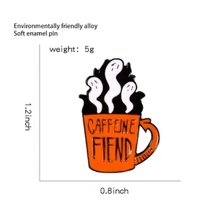 Broche en émail tasse à café fantôme orange avec lettrage dessiné à la main