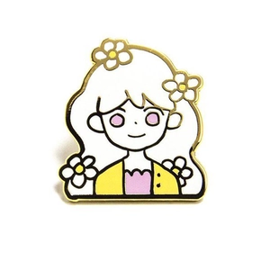 Broche en émail mignonne fille dessin animé avec cheveux blancs sur fond blanc