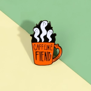 Broche en émail tasse de café fantôme Caffeine Fiend avec anse en queue de diable