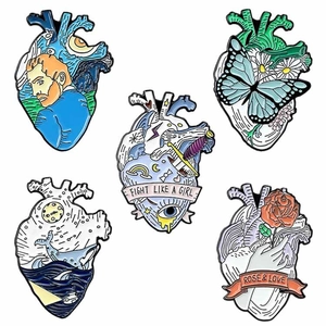 Set de 5 broches coeur anatomique en émail avec motifs Van Gogh, papillon et baleine