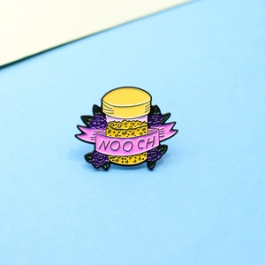 Détail du pin's émaillé avec roses violettes et ruban rose avec texte Nooch
