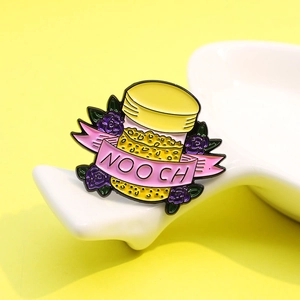 Broche en Émail Créative Alliage Nooch Bouteille de Levure Nutritionnelle Avec Rose Violette Fleur Ruban Rose Badge Animé