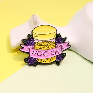 Broche créative en émail avec bouteille jaune et détails de fleurs violettes