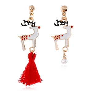 Pendientes asimétricos de reno navideño con borla roja, perla blanca y baño de oro