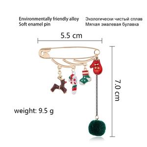 Broche épingle de Noël avec renne, sucre d'orge, chaussettes, gants et pompon vert