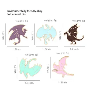 Lot de cinq broches émaillées ptérosaure en couleurs avec spécifications de taille et poids