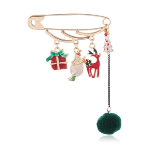 Détail de la broche de Noël avec breloques renne, oiseau, sapin et pompon vert foncé
