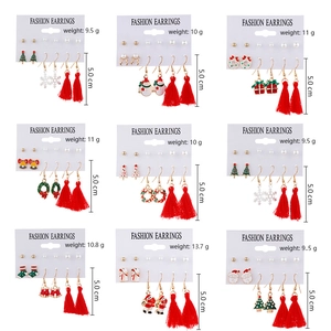 Weihnachts-Ohrring-Sets mit Perlen, Weihnachtsmann und Quasten auf weißer Karte