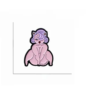 Dettaglio della spilla smaltata donna gatto sexy con misure di 3,0 cm per 2,3 cm