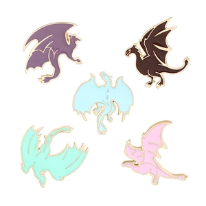 Cinq épingles en émail de dragon colorées en violet marron bleu et vert à bords dorés