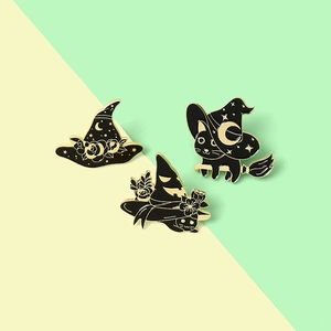Lot de trois broches d'Halloween en émail avec chat noir et chapeau de sorcière doré