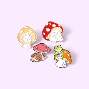 Lot de quatre épingles en émail d'animaux mignons avec chat grenouille et hérisson