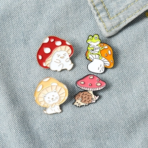 Lot de quatre pin's émaillés mignons aux motifs champignon, hérisson, grenouille et chat
