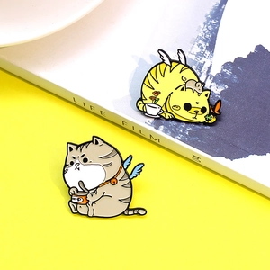 Spilla in Smalto a Forma di Gatto Alato Cartone Animato Distintivo Animale in Lega Gattino Grigio Mangia Pesce Gatto Giallo Per Vestiti