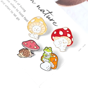 Lot de quatre pin's en émail mignons chat grenouille hérisson sur fond blanc