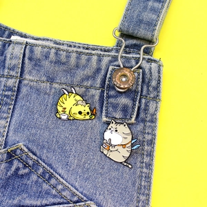Spille creative in smalto a forma di gatto con ali su denim per decorazione moda