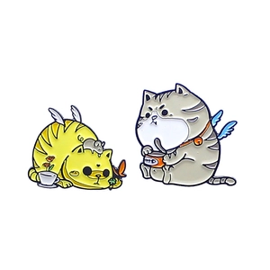 Spille creative in smalto a forma di gatto con ali, gatto giallo con topo e gatto grigio con pesce