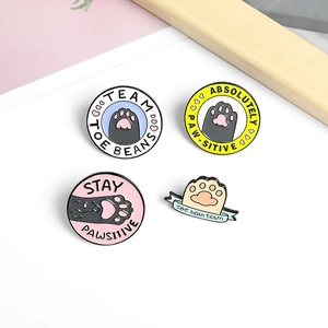 Lot de quatre pins en émail patte de chat aux couleurs macaron et jeux de mots