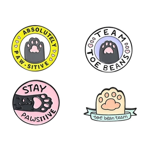 Lot de quatre pin's émaillés colorés avec motifs de pattes de chat et slogans mignons
