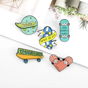 Set di 5 spille creative in smalto a tema skateboard con slogan su sfondo bianco