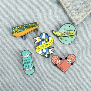Set di 5 spille in smalto a tema skateboard con slogan creativi Skateboard Or Die