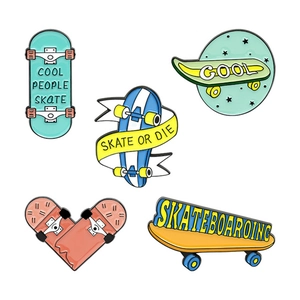 Set di spille da skateboard in smalto con scritta Skate or Die per accessori streetwear