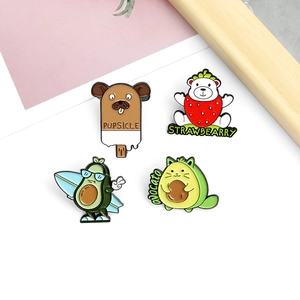 Set de pines esmaltados creativos con motivos de oso fresa y aguacate deportivo animado