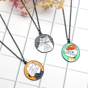 Cartoon-Katze Anhänger Halskette Set mit Detektiv-Design auf weißem Kachel Hintergrund