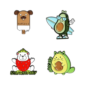 Set de 4 bonitos pines de esmalte con diseños de oso fresa y aguacate surfero