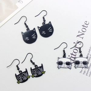 Set di tre paia di orecchini a gatto in smalto bianco e nero con design creativi da donna