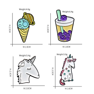 Vue détaillée des pins en émail avec dimensions et poids pour bubble tea et licorne