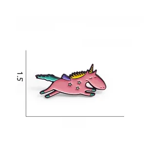 Dimensions détaillées de la broche licorne rose en émail et alliage écologique