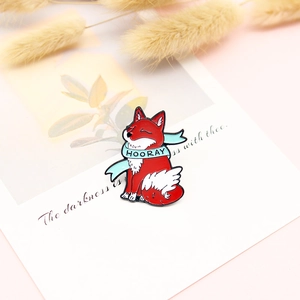 Cartoon Rode Vos Emaille Broche Met Blauwe Sjaal Hooray Letters Creatieve Dieren Speld Voor Kleding Tassen Unisex Sieraden