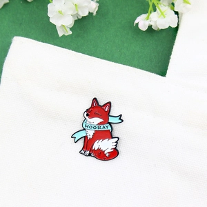 Schattige rode vos emaille broche met blauwe sjaal en Hooray tekst op wit canvas