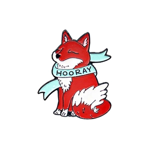 Rode emaille vossenbroche met blauwe sjaal en Hooray-tekst voor kleding