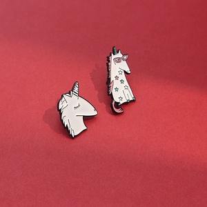 Lot de pins émaillés licorne de dessin animé sur fond rouge avec des détails colorés