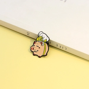 Insigne mignon en émail de tirelire cochon avec pièce d'or sur un fond jaune minimaliste