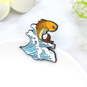 Broche en Alliage Émaillé Carpe Koi Jaune Saut d'Eau Vagues Bleues Épingle Badge Poisson Style Japonais Créatif Bijoux