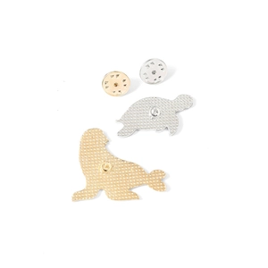 Pins en émail animaux mignons montrant la texture du dos et fermoirs papillon en métal
