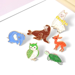 Détails des broches émaillées colorées en forme d'animaux comme l'éléphant et le cerf