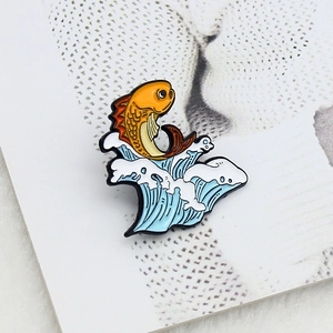 Broche créative en émail carpe koi avec vagues bleues et poisson doré sur carte