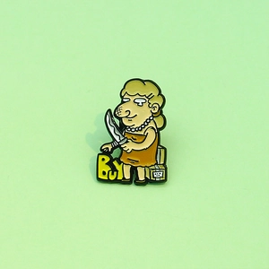 Cartoon Emaille Pin einer kaufwütigen Dame mit Messer und Paketen auf grünem Grund