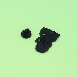 Detailansicht der schwarzen Emaille-Anstecknadel-Rückseite mit Gummiverschluss